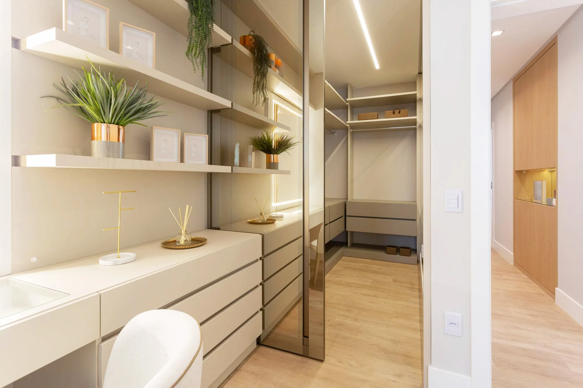 UNIQUE closets NEW